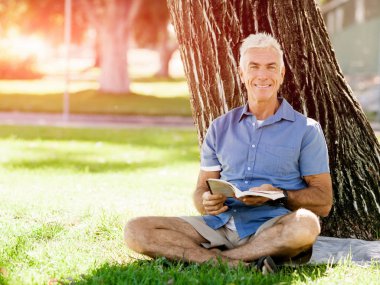 Komuta sizde daşu park kitap okurken