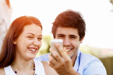 Parktaki genç çift.