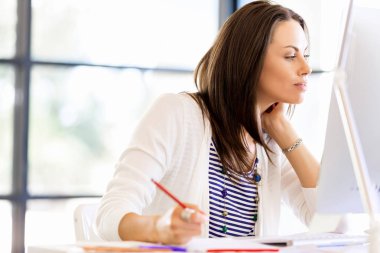 Mutlu girişimci veya serbest meslek sahibi bir ofis veya ev içinde