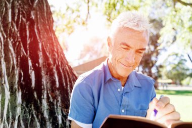 Komuta sizde daşu park kitap okurken