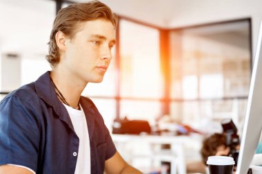 Bilgisayarda çalışan yakışıklı işadamı