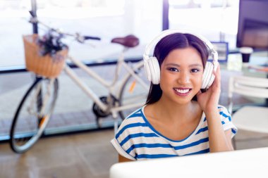 Görevdeki genç bayan.