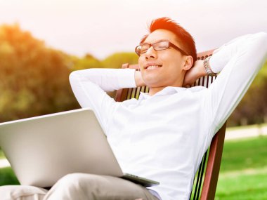 Parkta onun mola sırasında genç işadamı