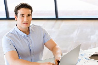 Bilgisayarda çalışan yakışıklı işadamı