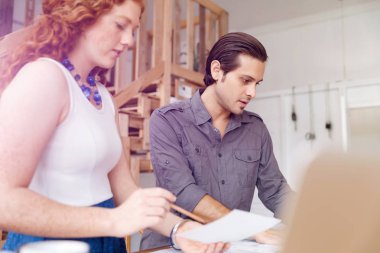 Ofisteki iki genç mimar