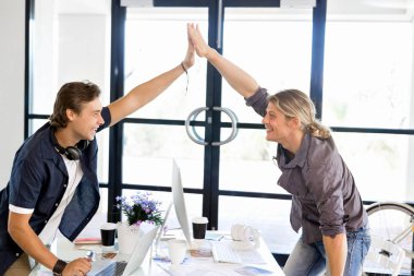 İki genç işadamları Office başarı kutluyor