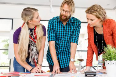 Genç Ofis çalışanları tartışıyor