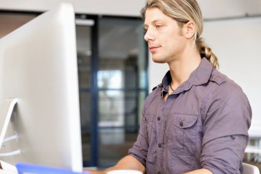 Bilgisayarda çalışan yakışıklı işadamı