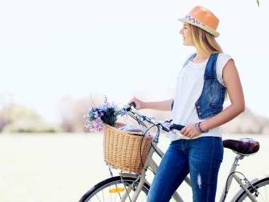 Bisiklet ile mutlu bir genç kadın