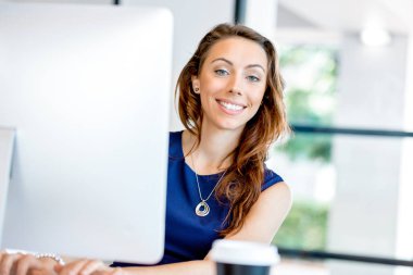 Ofis masasında çalışan işkadını portresi