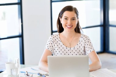 Bilgisayarda Office çalışan işkadını portresi