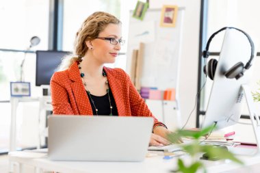 Görevdeki genç bayan.