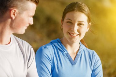 Kumsalda eşofman bulunan genç Çift