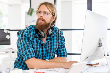 Genç adam ofiste çalışıyor.