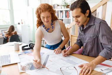 Ofisteki iki genç mimar