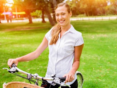 Bisiklet Park telefonla konuşmak güzel genç sarışın kadınla