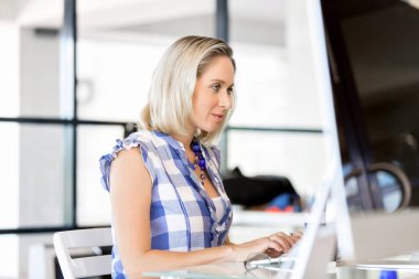 Mutlu girişimci veya serbest meslek sahibi bir ofis veya ev içinde