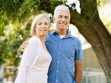 Yaşlı çift parkta dinleniyor.