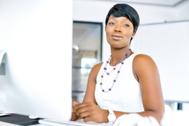 Ofis masasında çalışan işkadını portresi