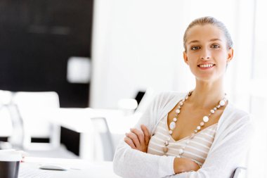 Çekici ofis çalışanı masada oturuyor.
