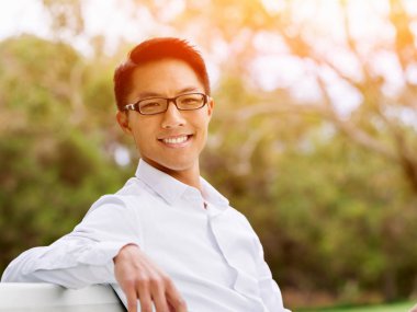 Parkta onun mola sırasında genç mutlu ve başarılı iş adamı