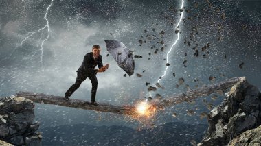 Siyah şemsiye ile iş adamı. Karışık teknik