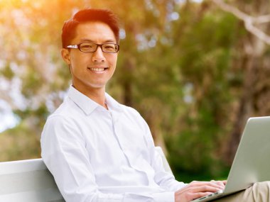 Parkta onun mola sırasında genç işadamı