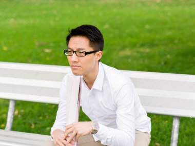 Parkta onun mola sırasında düşünme işadamı