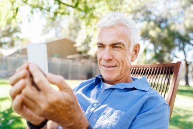 Lomature adam açık havada istimal hareket eden telefon