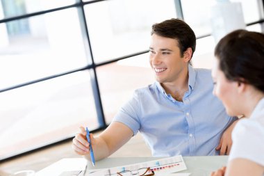 Ofiste rahat genç adam