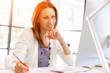 Mutlu girişimci veya serbest meslek sahibi bir ofis veya ev içinde