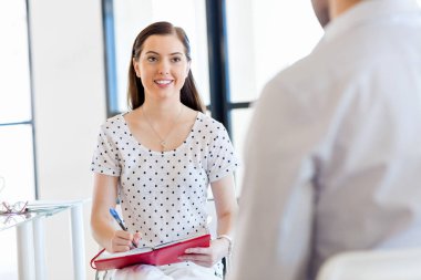 İş adamları görüşmesinde ofiste