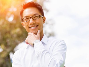 Parkta onun mola sırasında genç mutlu ve başarılı iş adamı