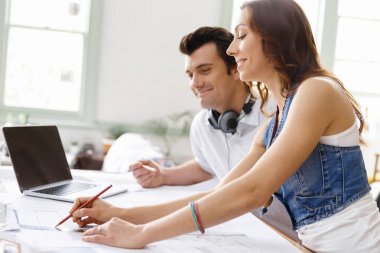 İki genç insan start-up takım