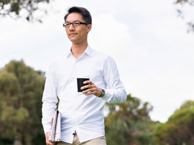 Adam bir parkta bir kahve molası