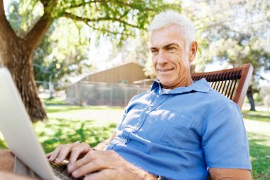 Komuta sizde parkta oturan defter ile