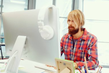 ofis yakışıklı işadamı