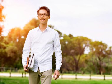 Parkta onun mola sırasında genç işadamı