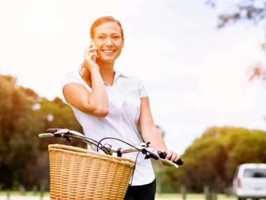 Bisiklet Park telefonla konuşmak güzel genç sarışın kadınla
