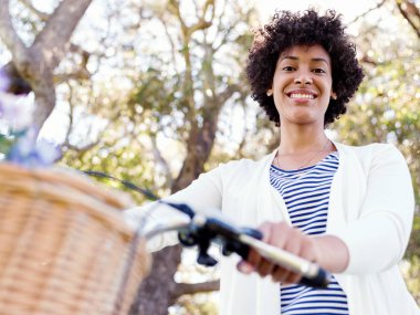 Bisiklet ile mutlu bir genç kadın