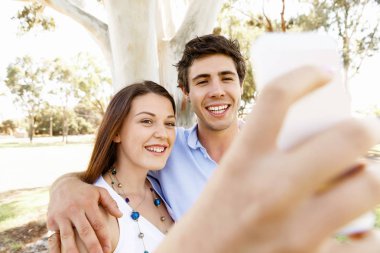 Parktaki genç çift.