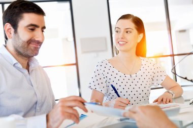 İki genç iş adamları Office görüntü