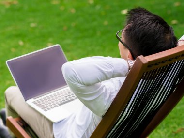 Genç işadamı Park onun mola sırasında rahatlatıcı