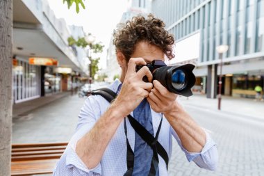 Erkek fotoğrafçı alarak resim