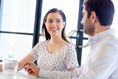 İki genç iş adamları Office görüntü