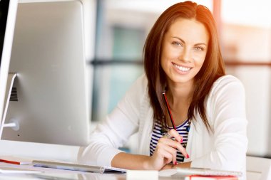 Mutlu girişimci veya serbest meslek sahibi bir ofis veya ev içinde