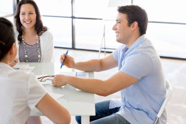 Resmi belgeler ve fikirleri tartışmak iş ortakları