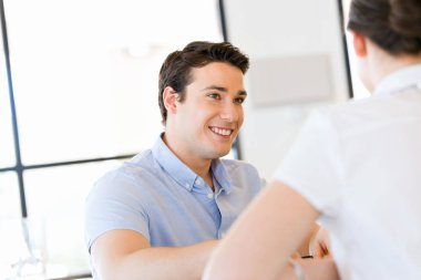 Ofiste rahat genç adam