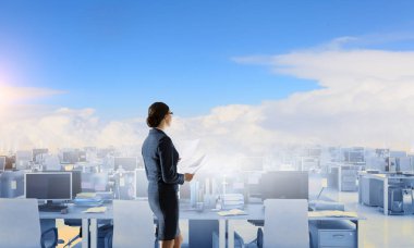 Boş ofiste iş kadını. Karışık teknik