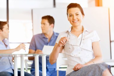 Mutlu girişimci veya serbest meslek sahibi bir ofis veya ev içinde